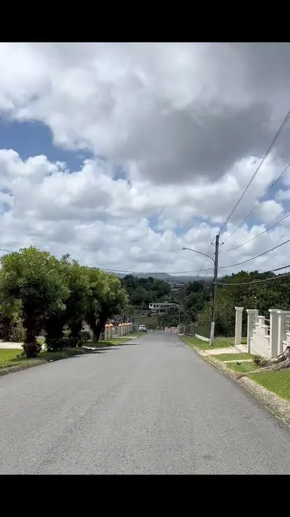 Carretera residencial en Puerto Rico